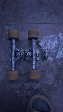 Skateboard trucks 8.5
