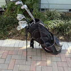 Mens golf club set. Compelte right handed set with golf bag