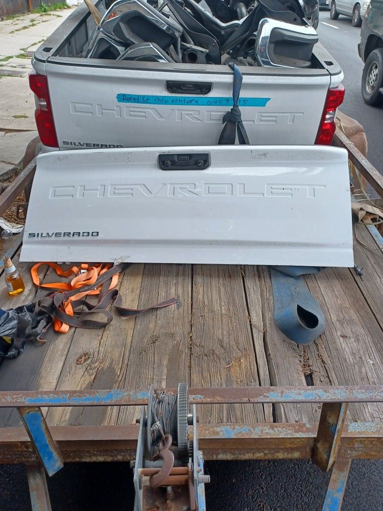 2019-23 CHEVY SILVERADO TAILGATE!! COMPLETE!! 450$