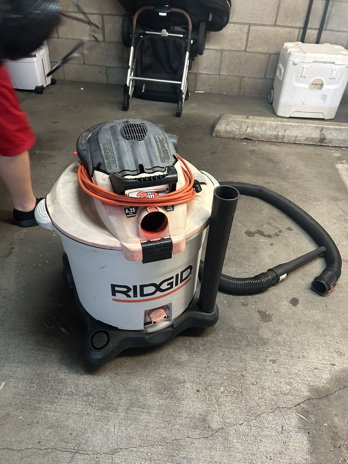 Rigid, working wet, dry vacuum