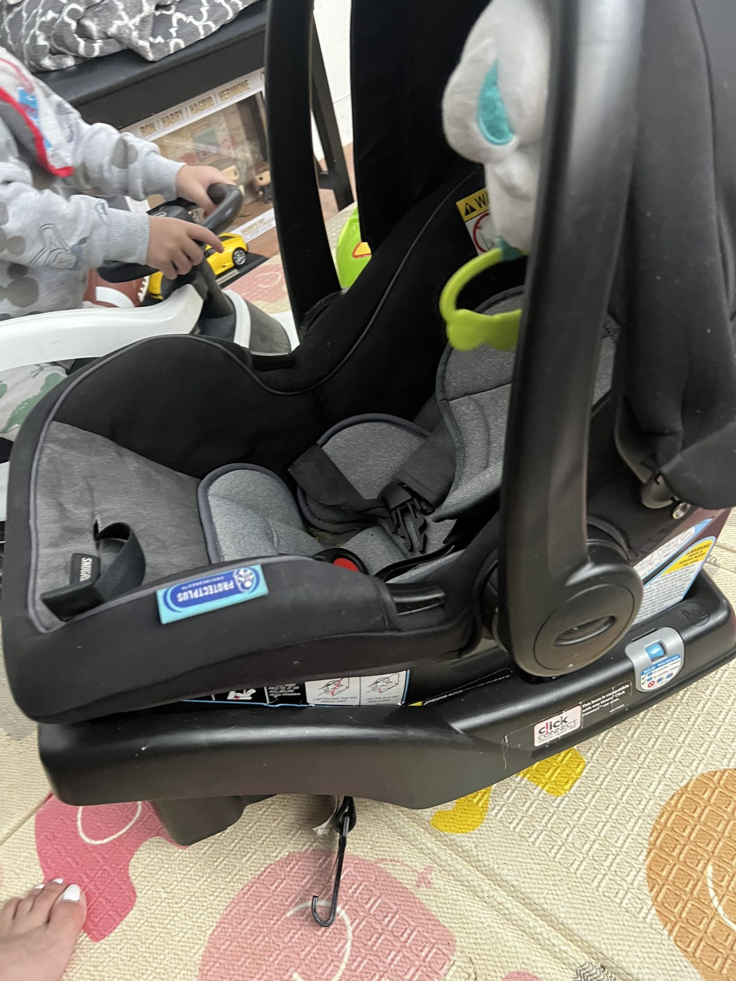 Graco Infant Car Seat And 2 Base 