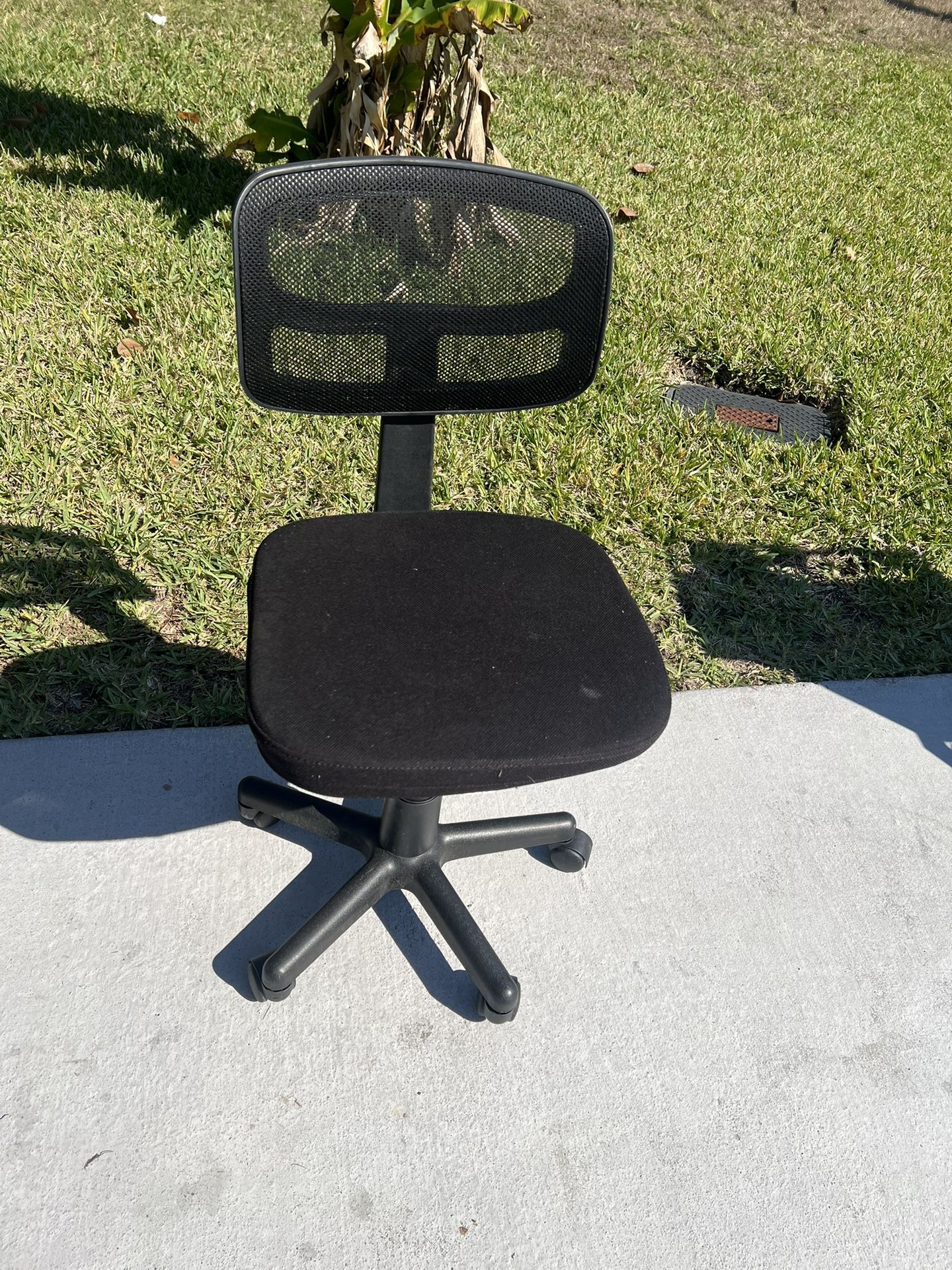 Small office chair, good condition with padded cushion seat, great for, small lightweight, adult or young child. Pickup below 31705 Wesley Chapel, B