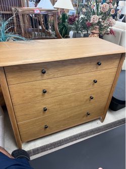 light wood dresser appears to be a 4-drawer natural oak model