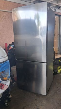 15 cu. ft. 28 Inch Wide Bottom Freezer Refrigerator - Stainless Steel LG