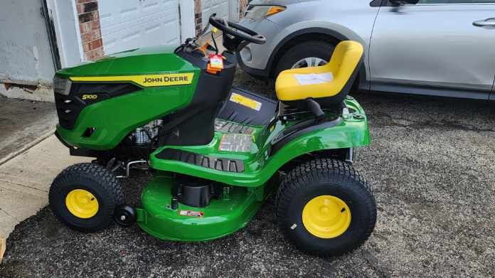 John Deere S100 Riding Lawnmower 