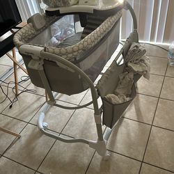 Bassinet Like New 
