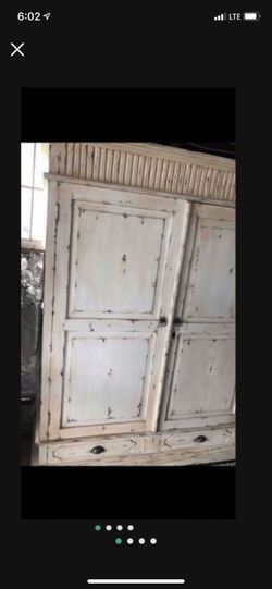 Armoire beautiful $250 Make me an offer￼
