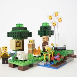 LEGO 21165 Minecraft: The Bee Farm
