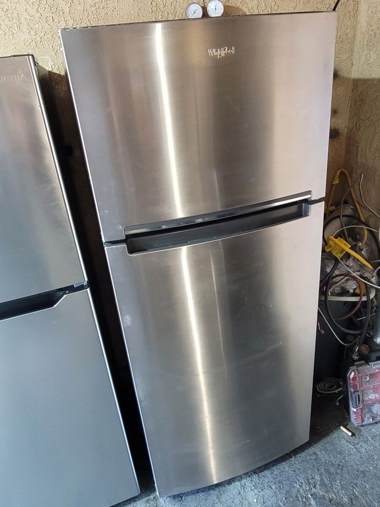 Like New 2022 Whirlpool 18cu Ft Stainless Steel Top 28X28X67