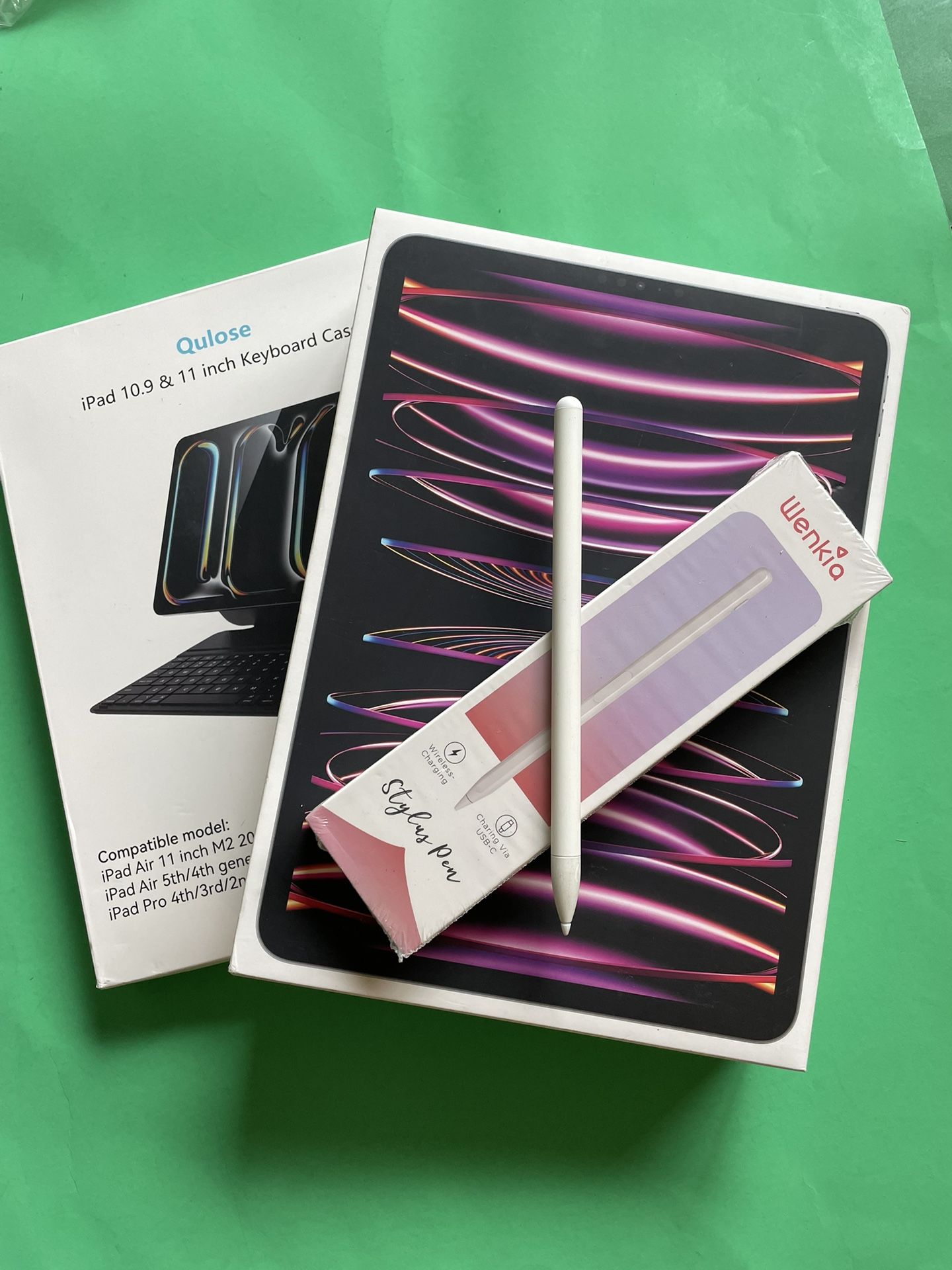 Apple iPad Pro 11” 4th generation (M2 Chip) 128GB with box, keyboard and pencil