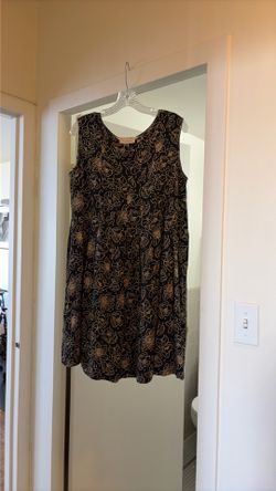 Black Sleeveless Shift Dress with Pleats