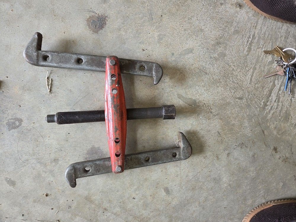 Adjustable two arm gear puller