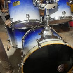 Mapex Pro-M 5 Piece Birch Drum Set With Matching Snare And Snare Stand 