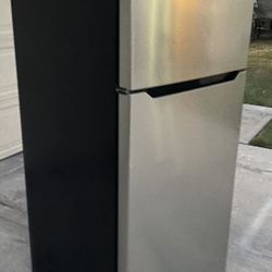 Insignia Stainless Steel Refrigerator 15.1 Cu Ft