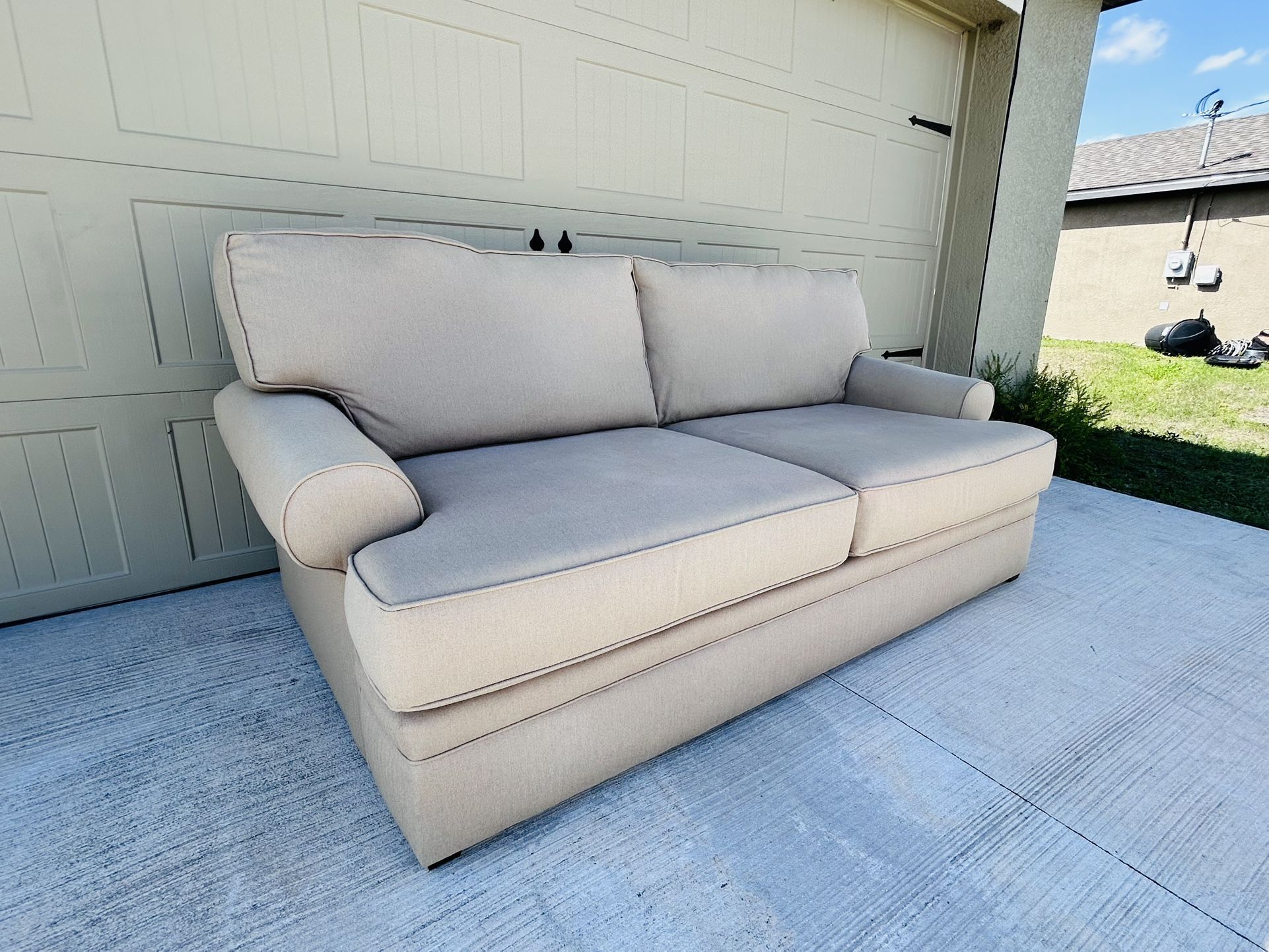 HAVERTYS FURNITURE SOFA COUCH (FREE DELIVERY).