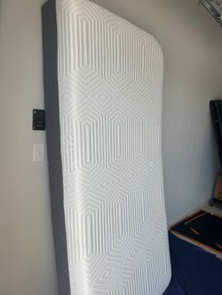 Like New Twin XL Memory Foam Mattress (Read ad)