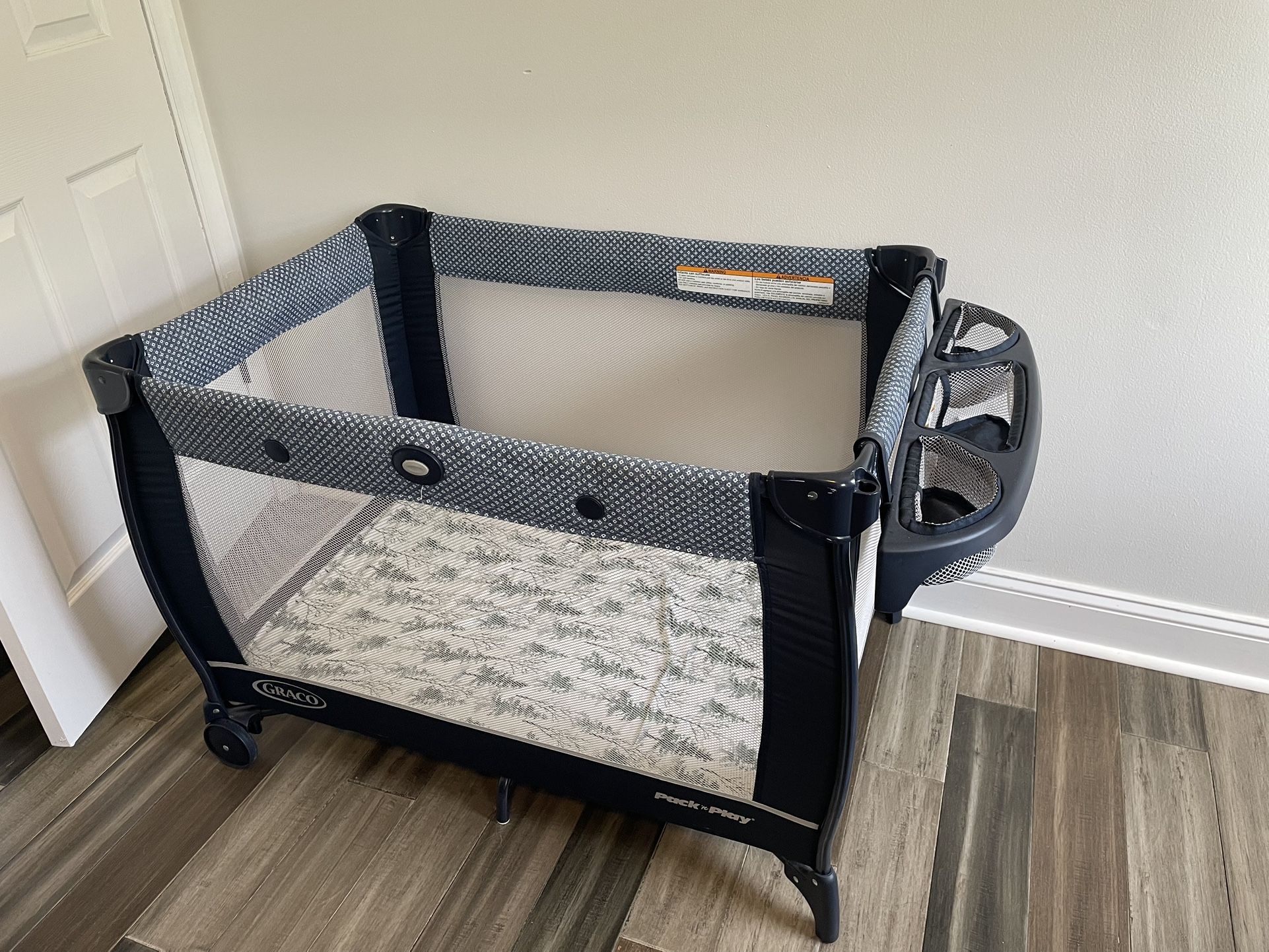Pack ānā Play with Bassinet and Changing Table Attachment