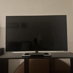 Older Vizio Smart TV + 9-Cube Storage Shelf – Bundle Deal!