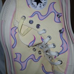 Converse 6.5M 8.5W NIB)make an offer)