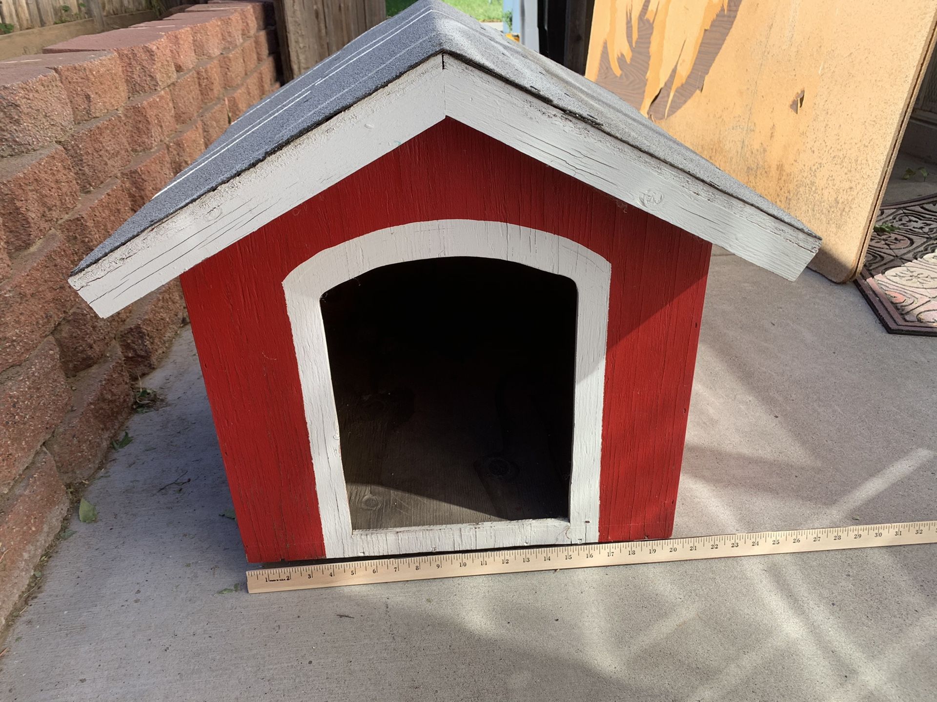 Dog house for small dog in good condition