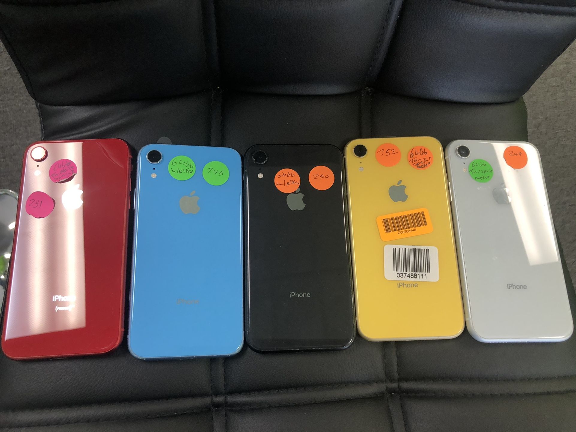 IPhone XR T-Mobile Sprint Metro 64 GB excellent condition 5 different colors we have Factory Unlocked carrier as well