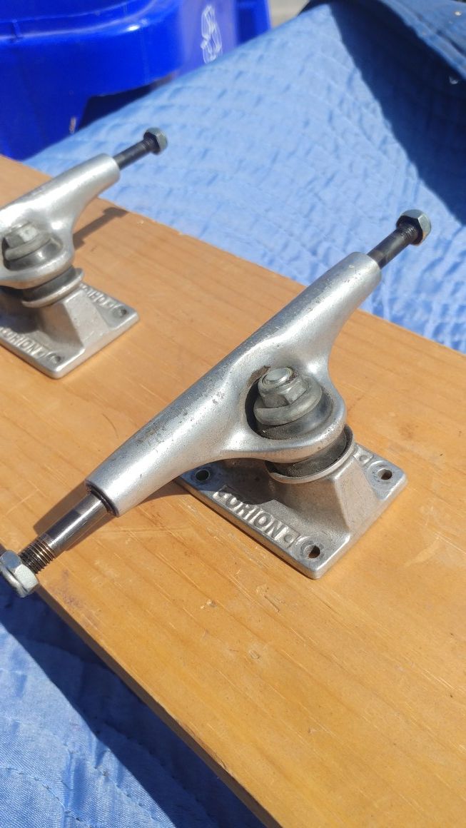 Orion skateboard trucks