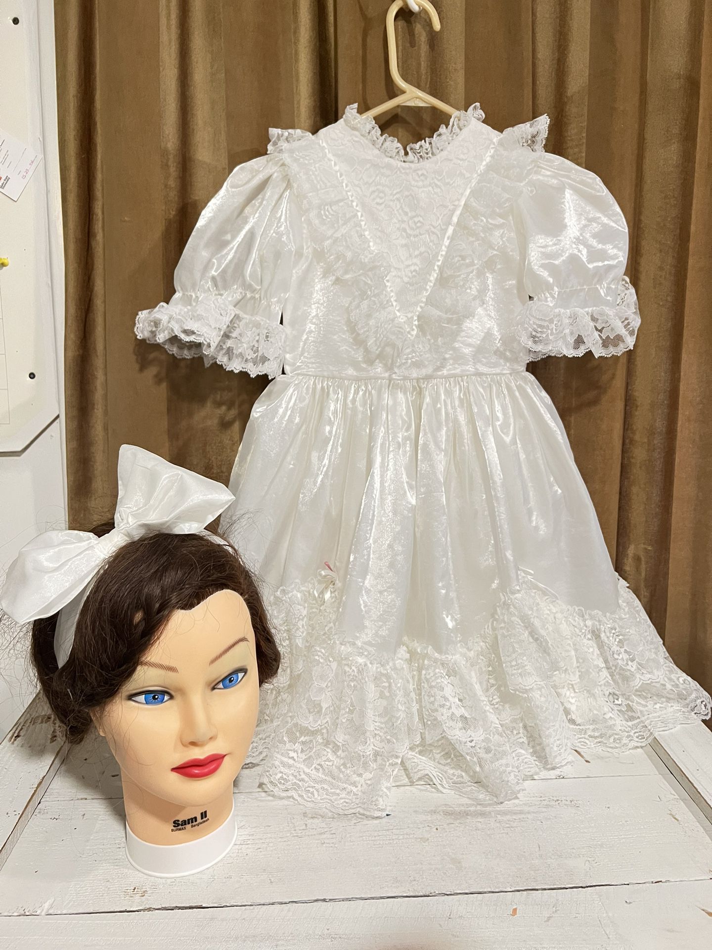Dress Girls vintage white !  girls party dress size 7 Waist and shoulders 12” Large 27”