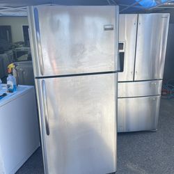 Frigidaire Top Freezer Refrigerator 👌