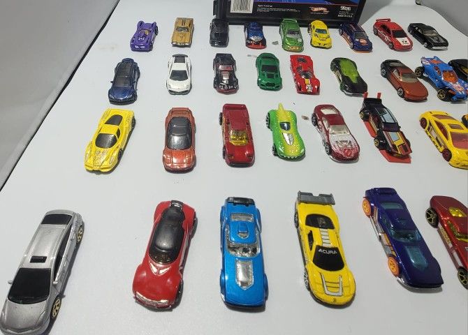 4 Hot Wheels Car Lots See Description