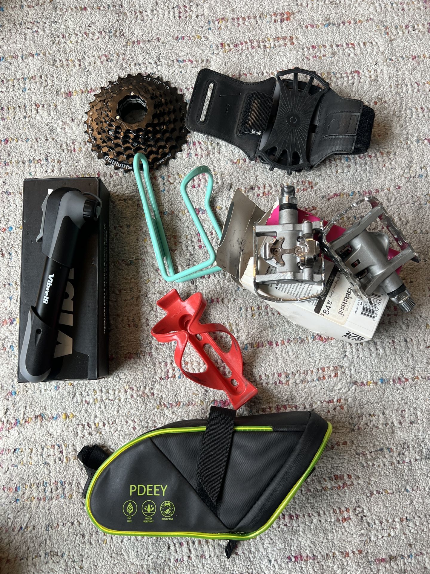 Assorted biking parts/accessories (saddle bag, pump, pedals, bottle cage, cassette)