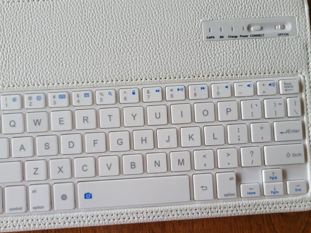Wireless Keyboard with Bluetooth for IPod(white).