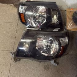 2005-2011 Toyota Tacoma Headlights Right And Left 
