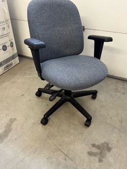 Swiveling office Chair