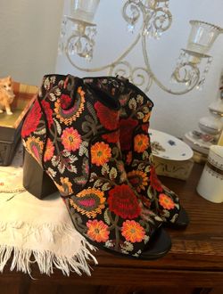 Crown Vintage Frankie Black Floral Embroidered Peep Toe Booties Boho Size 7.5