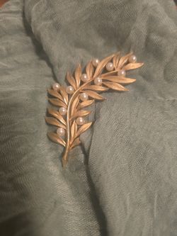 Vintage Crown TRIFARI Alfred Philippe 1960s Gold Tone Pearl Brooch