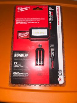 Milwaukee REDLITHIUM USB 600L Low-Profile Headlamp
