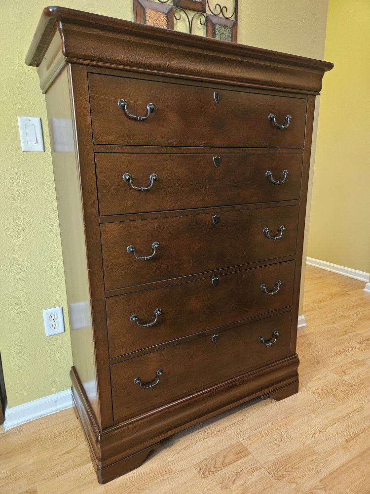 Clean and Nice Brown 5 Drawer Chest /Tall Dresser.  BROYHILL 