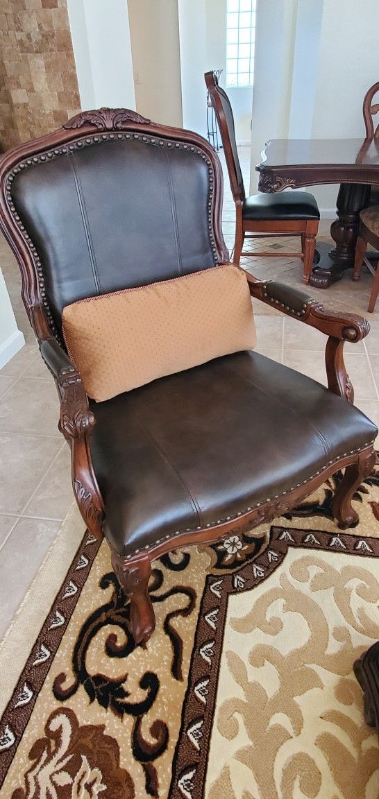 High End Traditionally Living Room Furniture