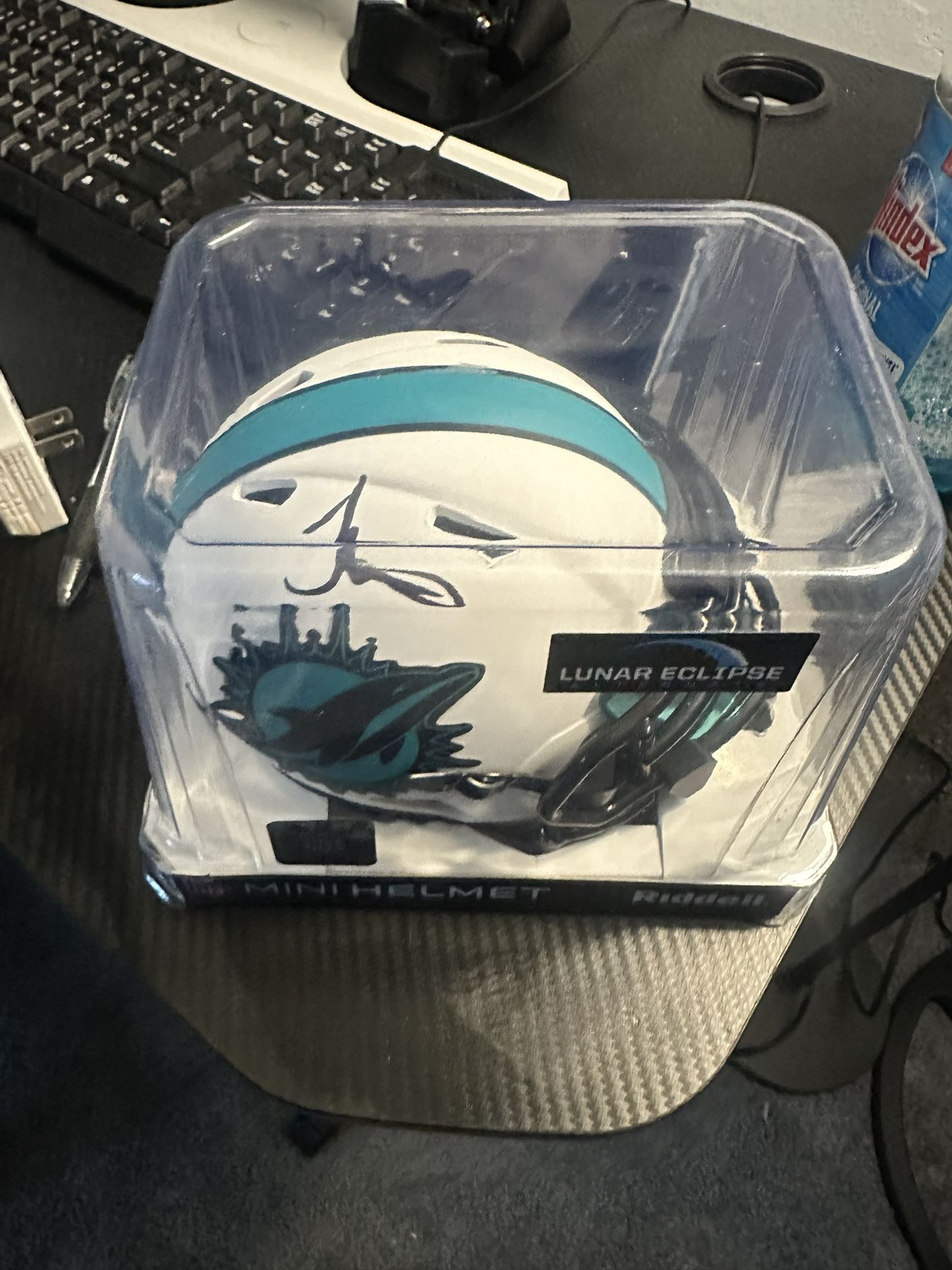 NFL: Tyreek Hill Signed Helmet 