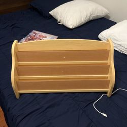 Guidecraft Tabletop Book Display