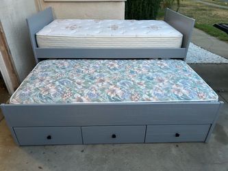 CAMA TWIN SZ DE MADERA GRIS CON OTRA CAMA DEBAJO Y 3 CAJONES ENFRENTE CON COLCHONES USADA EXCELENTE CONDICION 👍