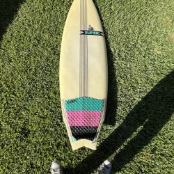 Surfboard 5’7”