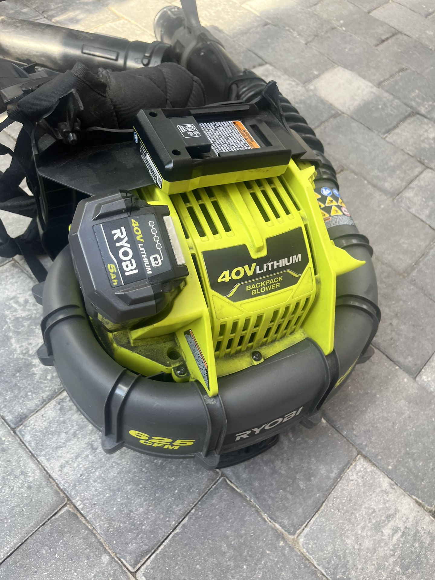 Ryobi RY40440 40 Volt 145 MPH 625 CFM Cordless Brushless Variable Speed ​​Backpack Leaf Blower with Lithium-Ion Battery and Charging Kit