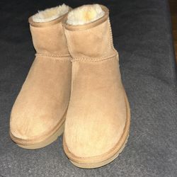 UGG Women's Classic Mini II Boot. Size 9. US 