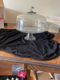 Two piece footed cake set