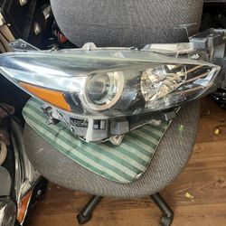 2017 Mazda 3 Right Headlight 