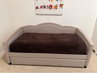 Daybed with trundle. Twin