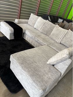 Nice U-sectional sofa couch (DELIVERY AVAILABLE)