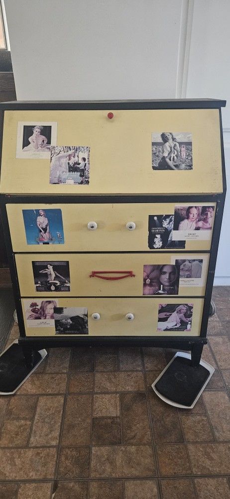 Free 3 Drawer Dresser / Desk