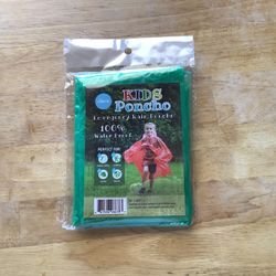 Lingito Kids Poncho  Color Green Pick Up Only in Apple Valley.